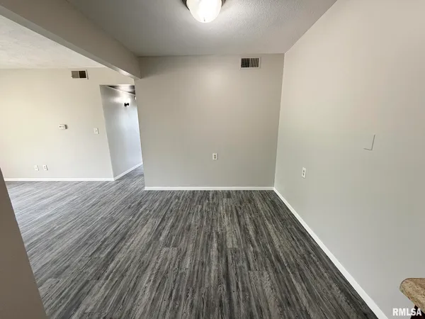 $829 | 2700 West Forrest Hill Avenue, Unit 12, Peoria, IL 61604