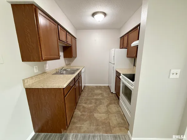 $829 | 2700 West Forrest Hill Avenue, Unit 12, Peoria, IL 61604