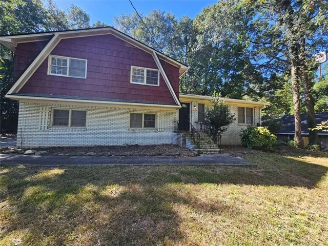 a view front of houses with yard