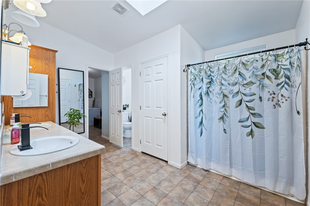 705 South Eden Road Golden Valley, AZ 86413 - Photo 24 of 64 Bathroom