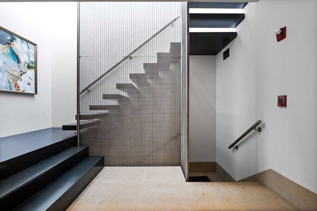 314 Commonwealth Avenue, Unit PH Boston, MA 02115 - Photo 24 of 41 a view of entryway