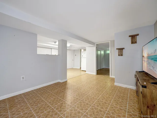 a view of livingroom with furniture