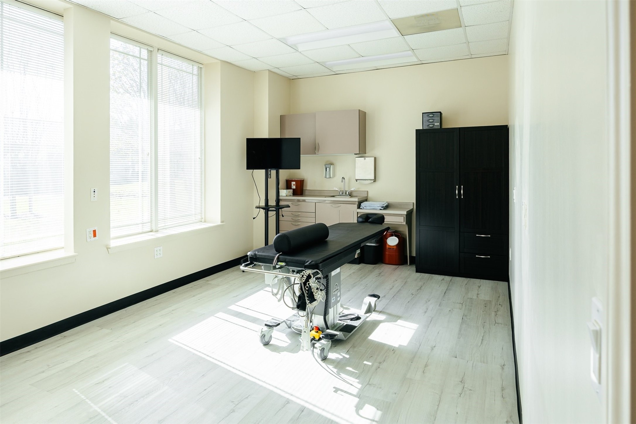 455 School Road, Unit 29 Tomball, TX 77375 - Photo 9 of 12 a workspace with furniture and a window