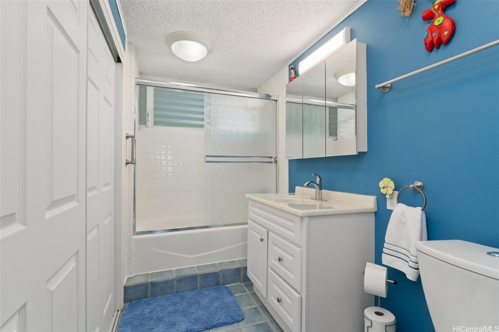 666 Prospect Street, Unit I402 Honolulu, HI 96813 - Photo 13 of 19 a bathroom with a sink a toilet and shower
