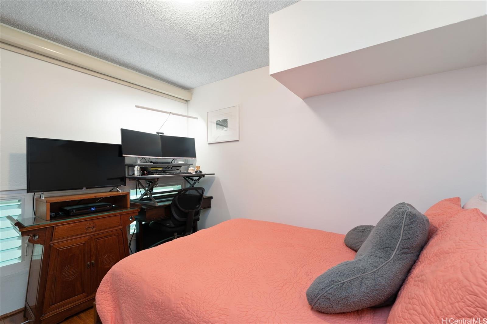666 Prospect Street, Unit I402 Honolulu, HI 96813 - Photo 17 of 19 a bedroom with a bed and a flat screen tv