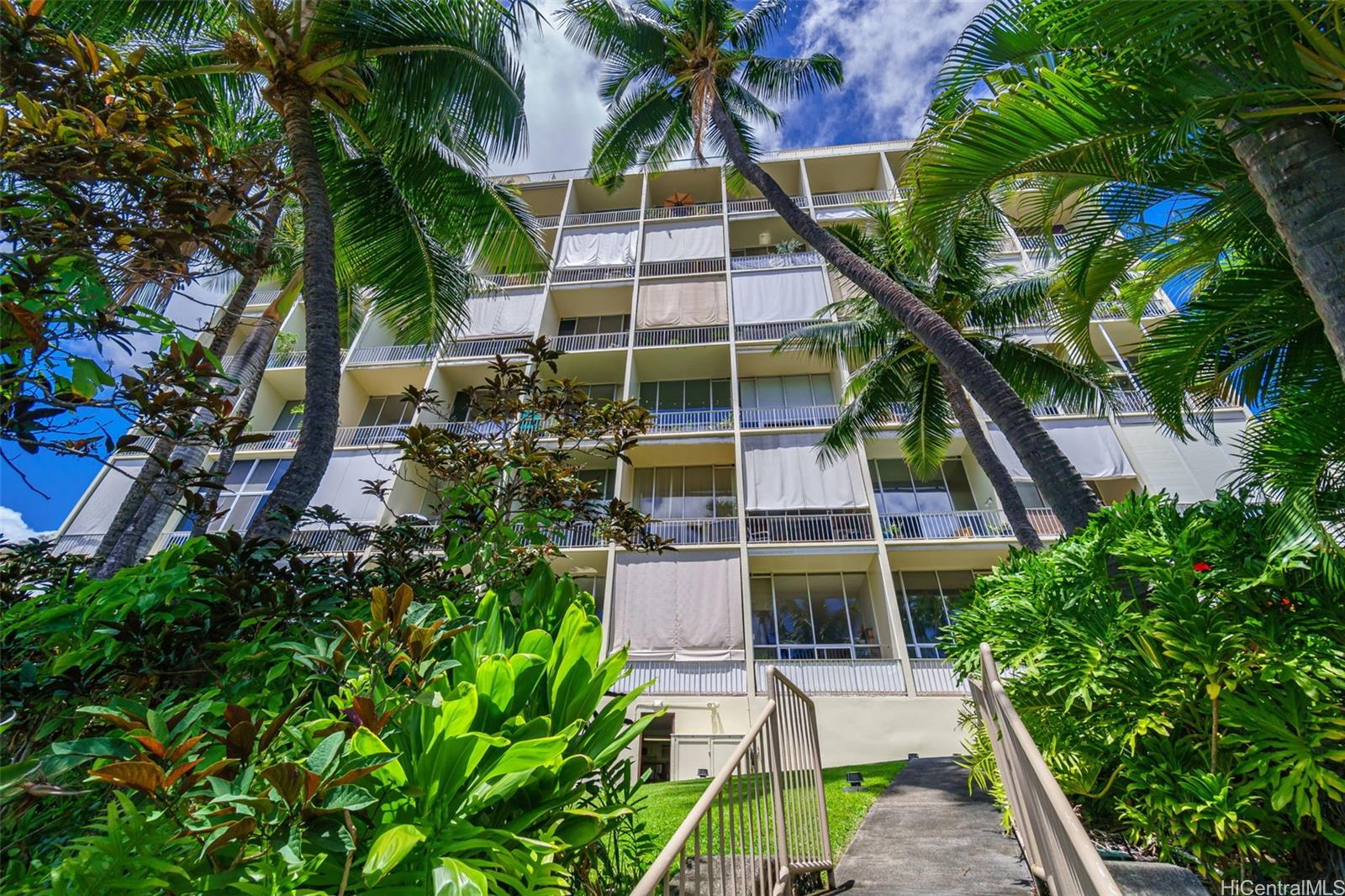 666 Prospect Street, Unit I402 Honolulu, HI 96813 - Photo 18 of 19 a house that has a palm tree in front of it