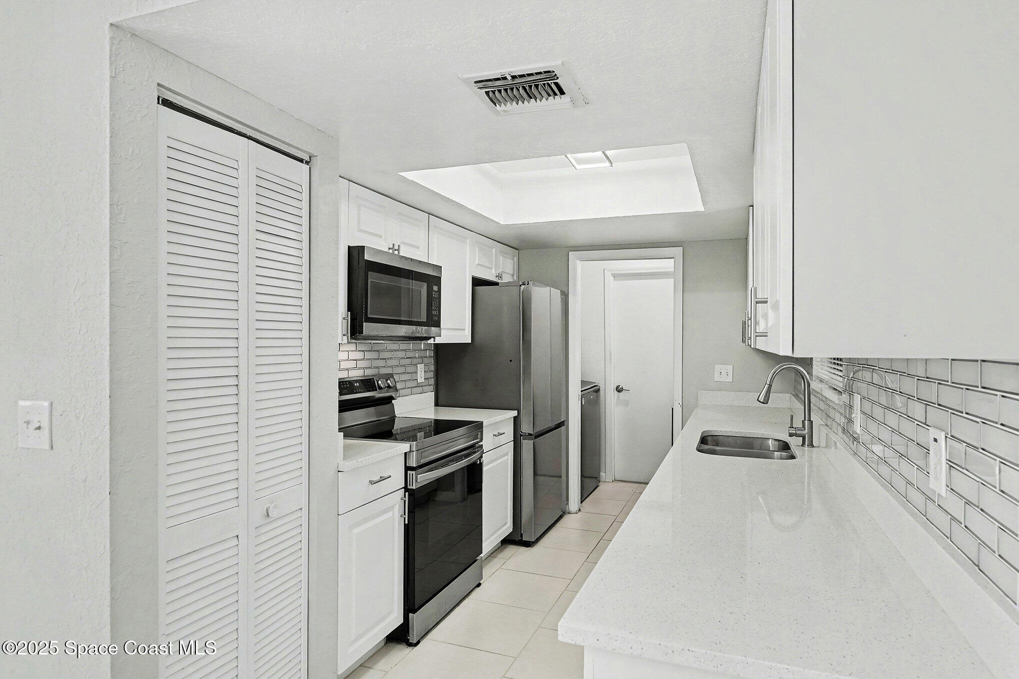280 Tatum Road Southwest Palm Bay, FL 32908 - Photo 4 of 29 010_file_337
