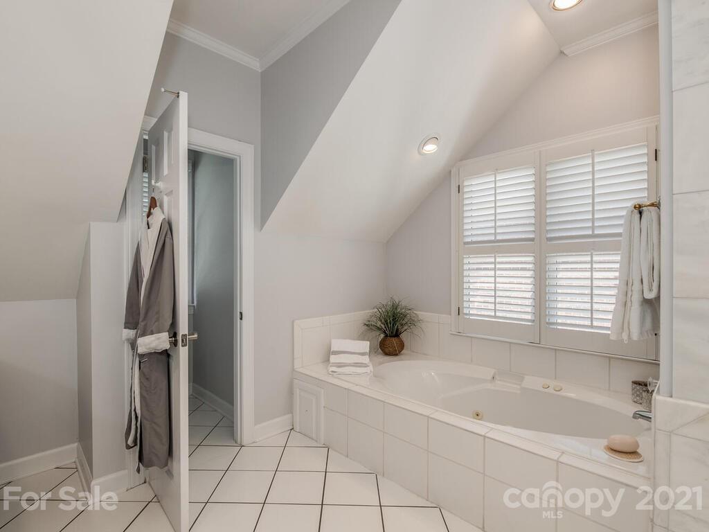 4743 Binfords Ridge Road Charlotte, NC 28226 - Photo 20 of 41 a spacious bathroom with a bathtub and a shower