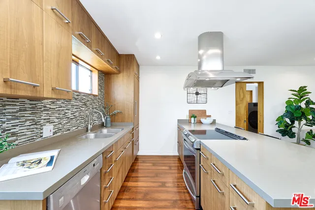 $1,198,000 | 2002 4th Street, Unit 302, Santa Monica, CA 90405