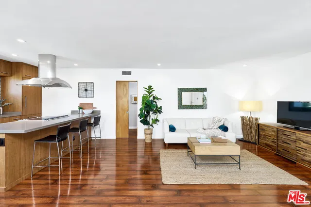 $1,198,000 | 2002 4th Street, Unit 302, Santa Monica, CA 90405