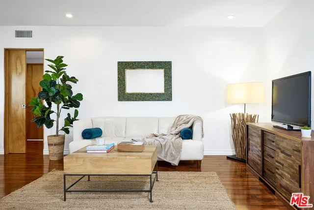 $1,198,000 | 2002 4th Street, Unit 302, Santa Monica, CA 90405