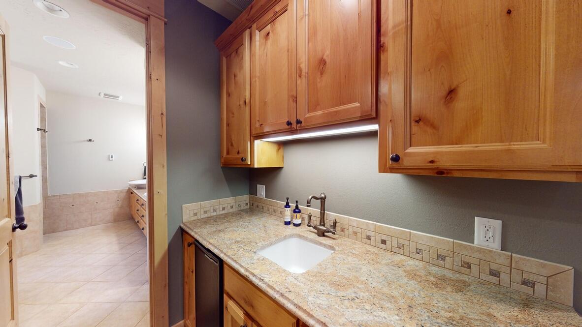17686 Mountain View Road Sisters, OR 97759 - Photo 20 of 37 Primary Suite
