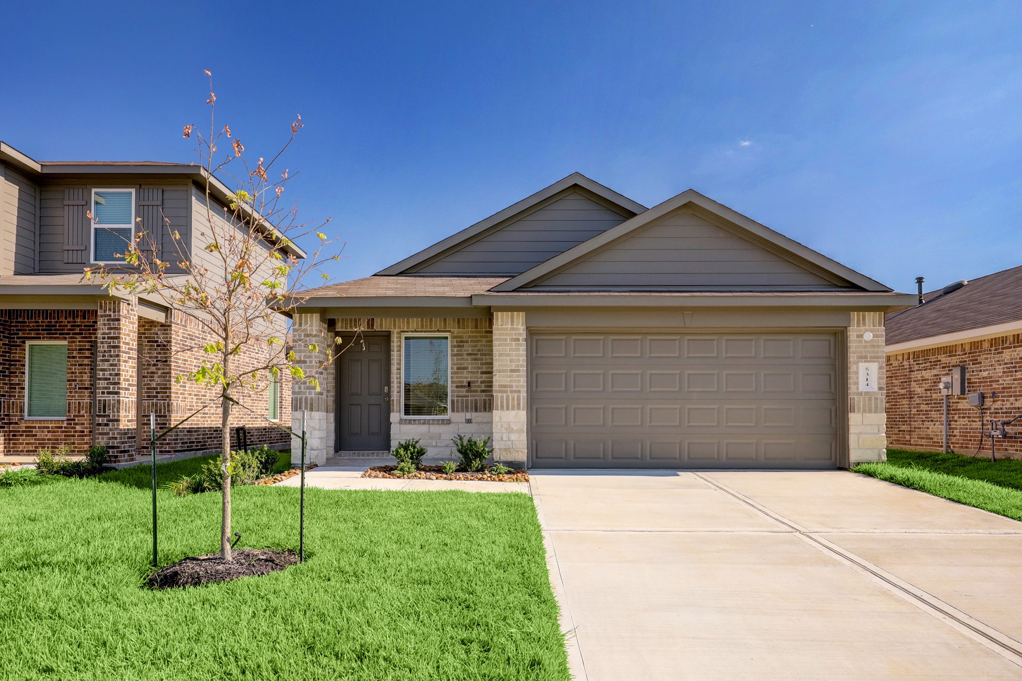 5314 Castlebury Meadows Dr Spring Spring, TX 77373 - Photo 6 of 19 Charming single-story exterior with a two-car garage, clean landscaping, and strong curb appeal in a well-maintained community.