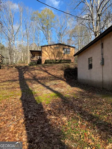 a view of back yard of the house