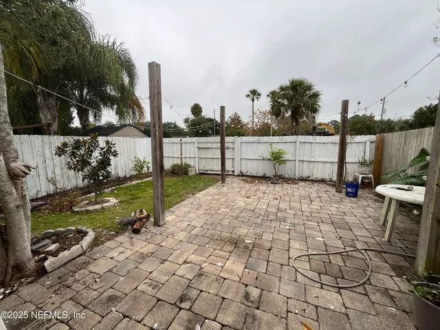 a view of a backyard