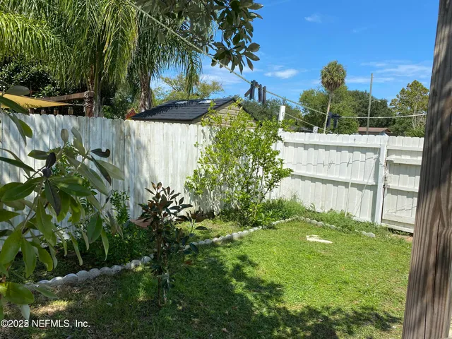 a view of a backyard