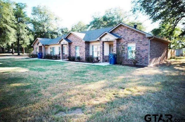 a view of a house with a yard