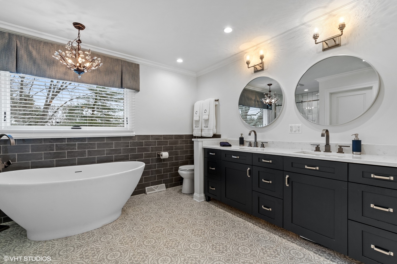 106 Park Lane Lake Bluff, IL 60044 - Photo 23 of 36 a spacious bathroom with a bathtub a double vanity sink and a mirror