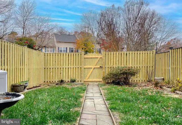 a view of a pathway with a pathway