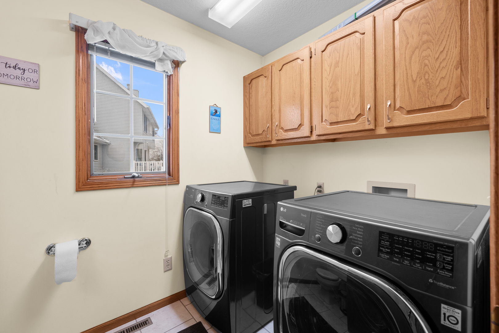 6002 Oakbrook Road Davenport, IA 52806 - Photo 23 of 50 a utility room with dryer and washer
