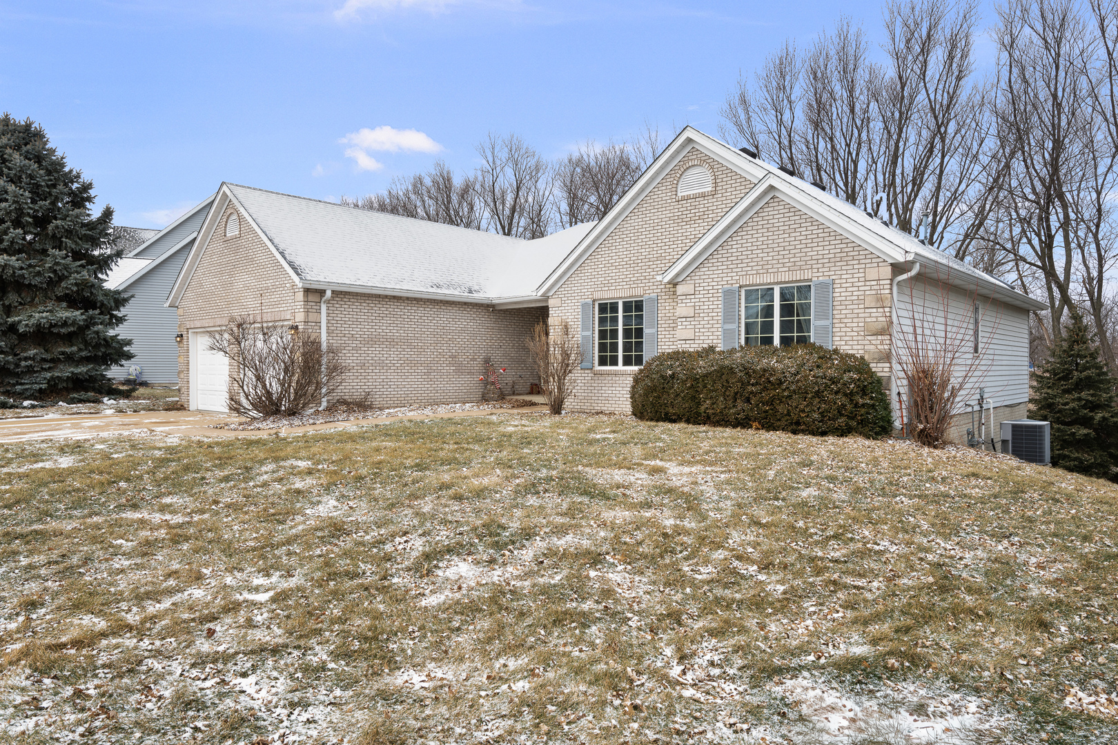 6002 Oakbrook Road Davenport, IA 52806 - Photo 4 of 50 a front view of a house with a yard