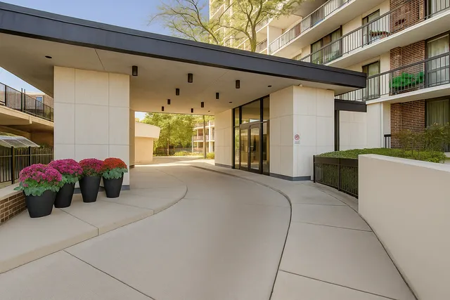 $215,000 | 5901 North Sheridan Road, Unit 9G, Chicago, IL 60660