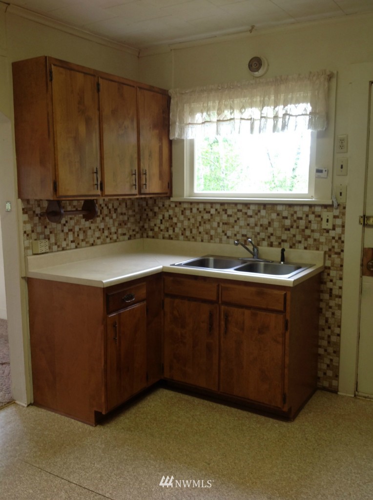 1703 Ranier Street Aberdeen, WA 98520 - Photo 4 of 10 Gallery Image 4