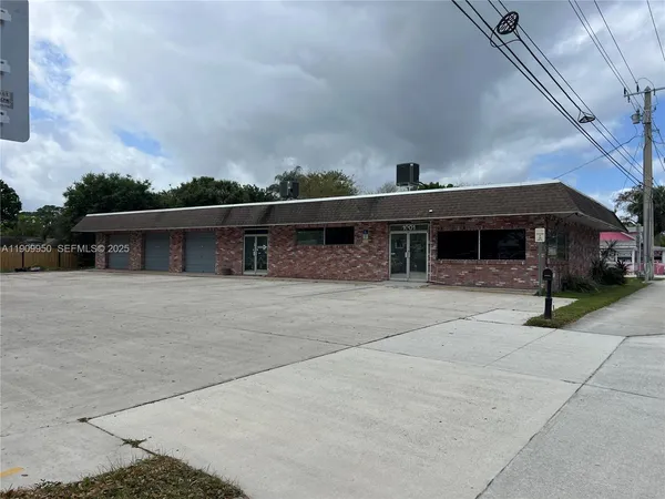 $5,500 | 1001 West Midway Road, Fort Pierce, FL 34982