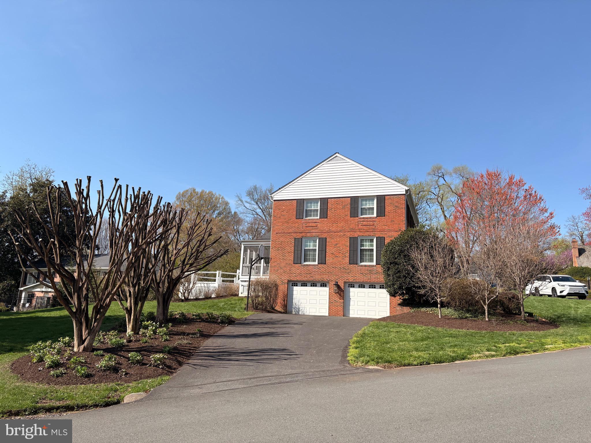 911 Rail Court McLean, VA 22102 - Photo 21 of 23 2 car garage also has front circular drive