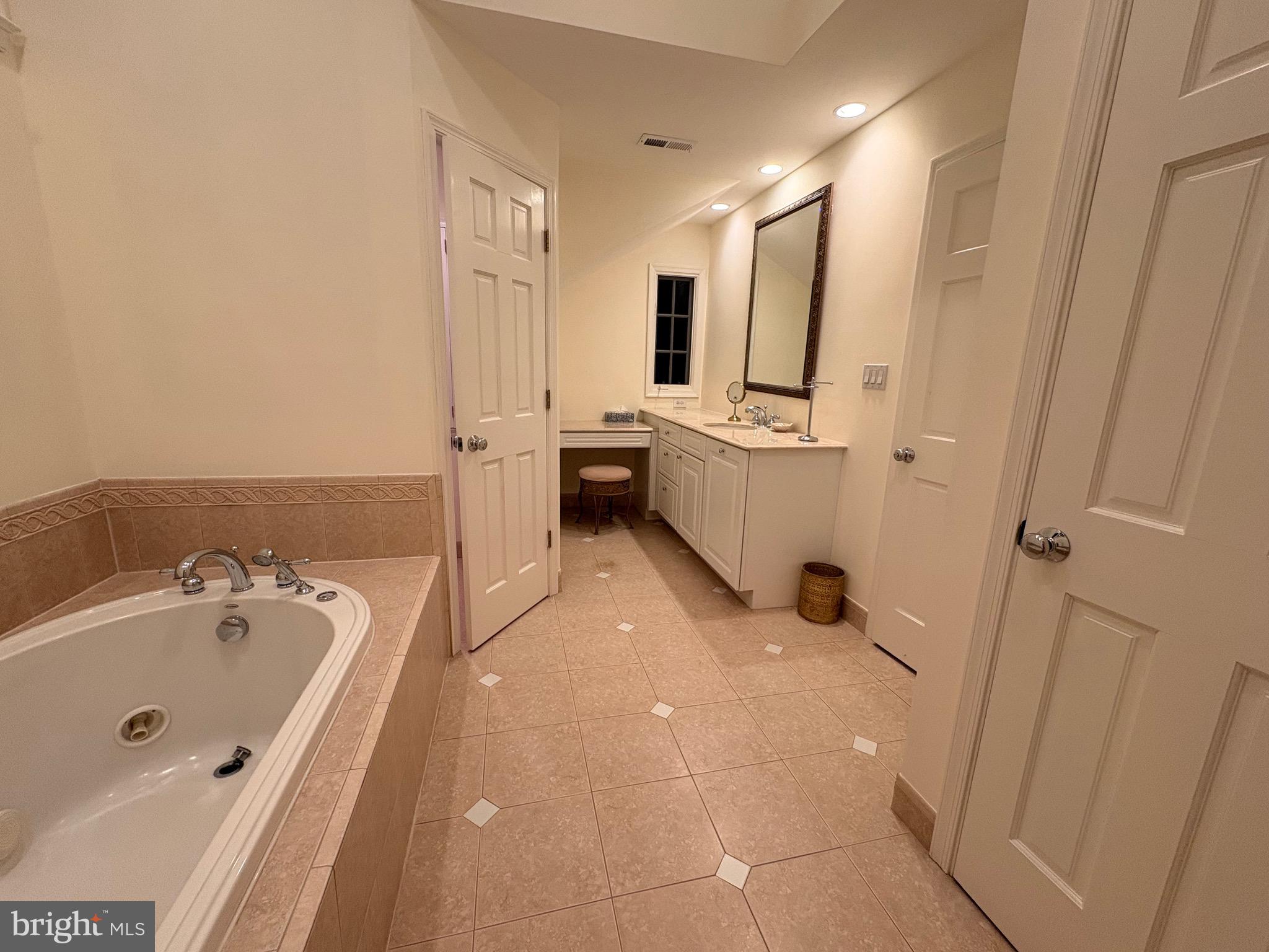 911 Rail Court McLean, VA 22102 - Photo 8 of 23 Primary bath with W/C