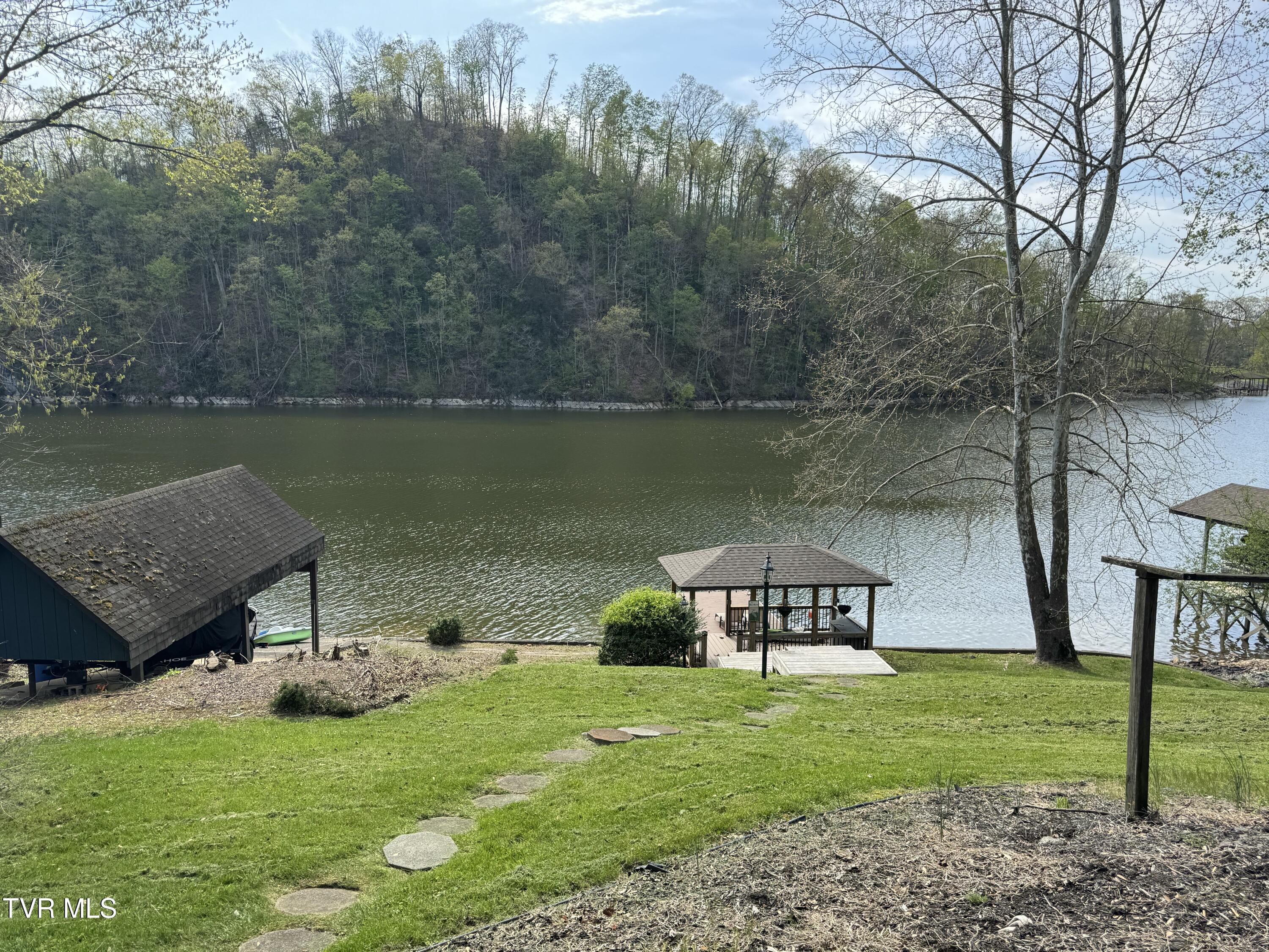463 Lakeshore Road Bluff City, TN 37618 - Photo 3 of 22 tempImage3rJDMJ