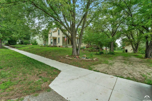 $179,900 | 420 East Woodson Avenue, Lecompton, KS 66050