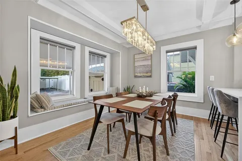 a large kitchen with kitchen island a large island in it