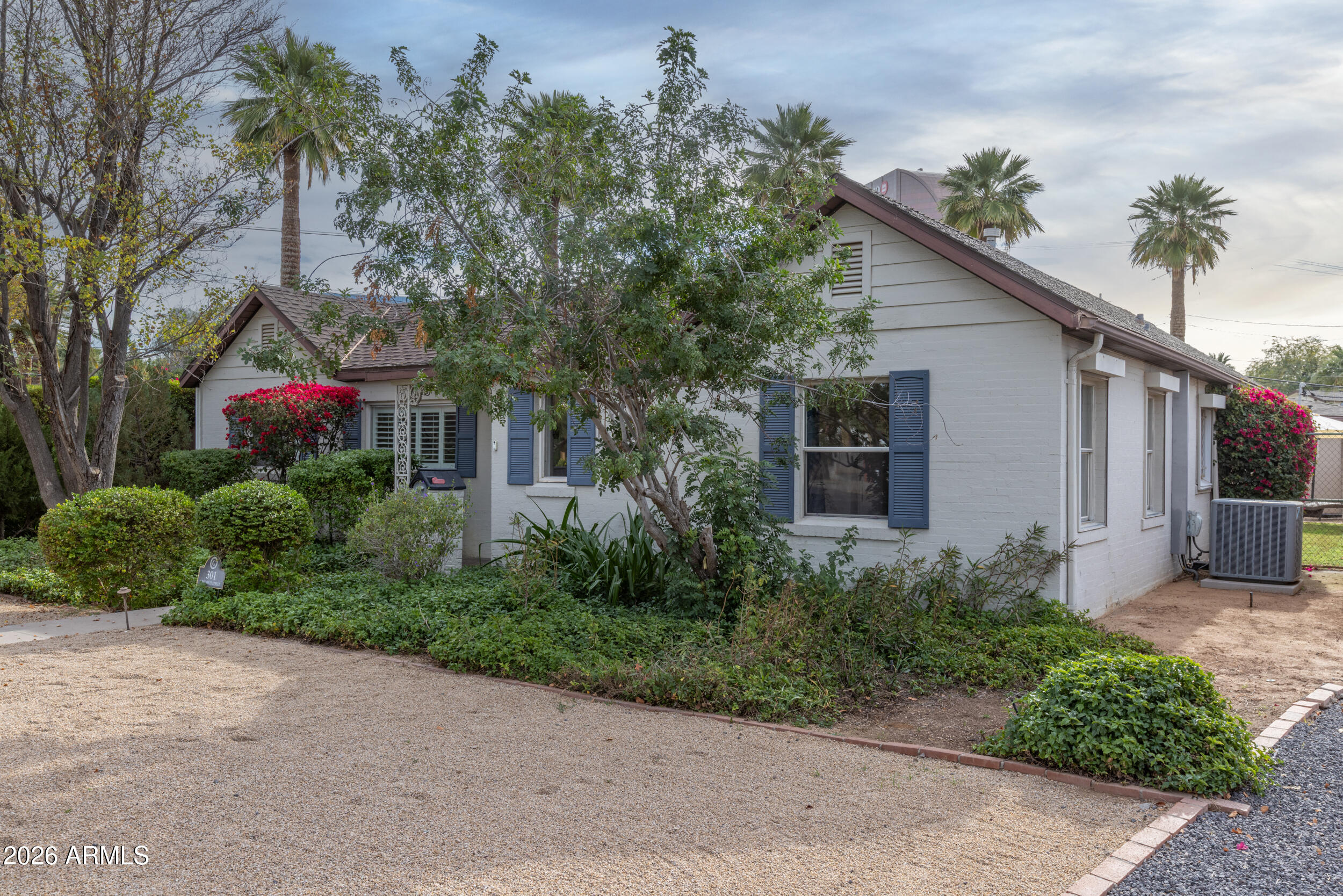301 West Holly Street Phoenix, AZ 85003 - Photo 8 of 39 Front