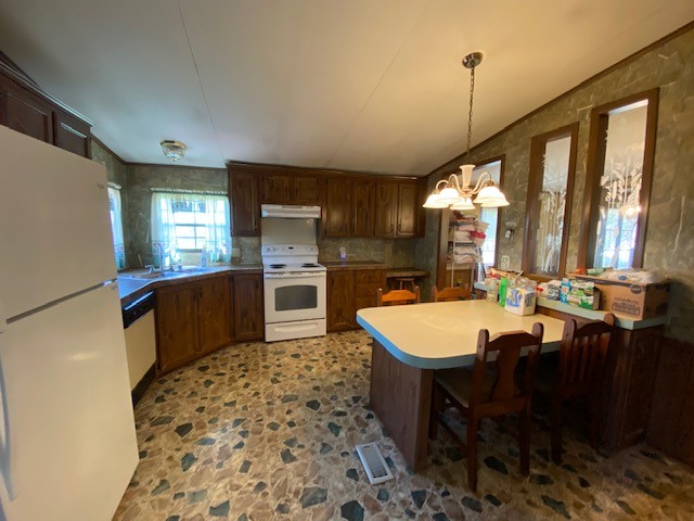 751 Monroe Floyd Road Decherd, TN 37324 - Photo 8 of 38 a large kitchen with a table and chairs