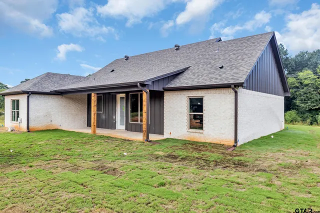 a view of a house with backyard