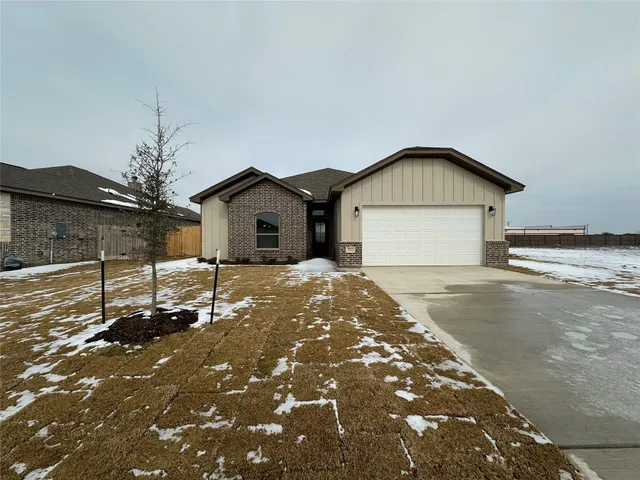 a very nice looking house with a large parking space