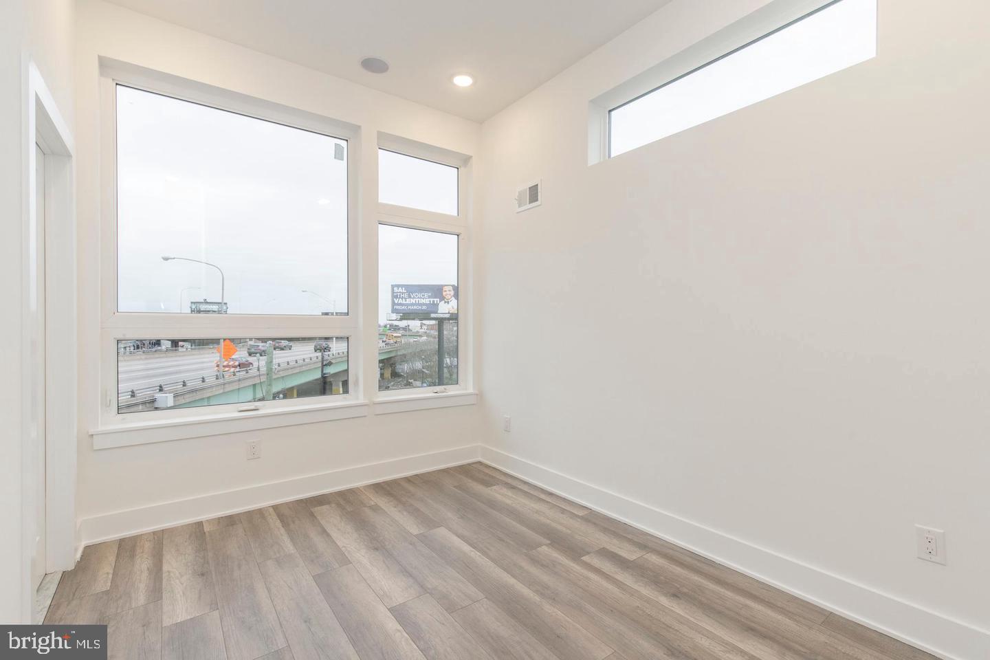 90 West Laurel Street, Unit C Philadelphia, PA 19123 - Photo 8 of 18 an empty room with a window