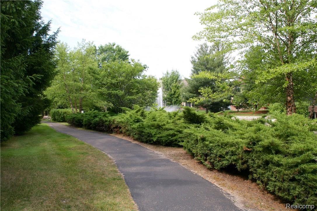 1004 Bloomview Circle Rochester, MI 48307 - Photo 31 of 33 24.jpg