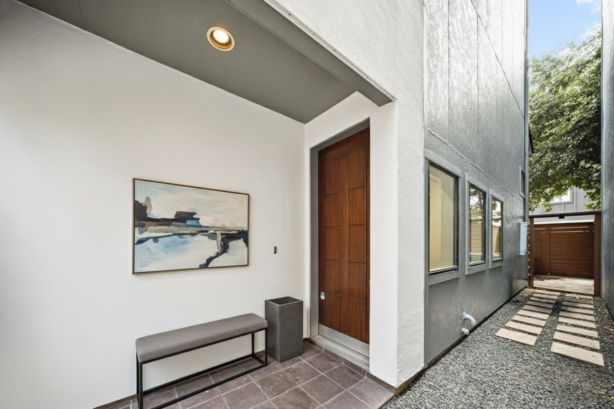 2010 Blodgett Street, Unit G Houston, TX 77004 - Photo 26 of 31 a view of a hallway with seating area