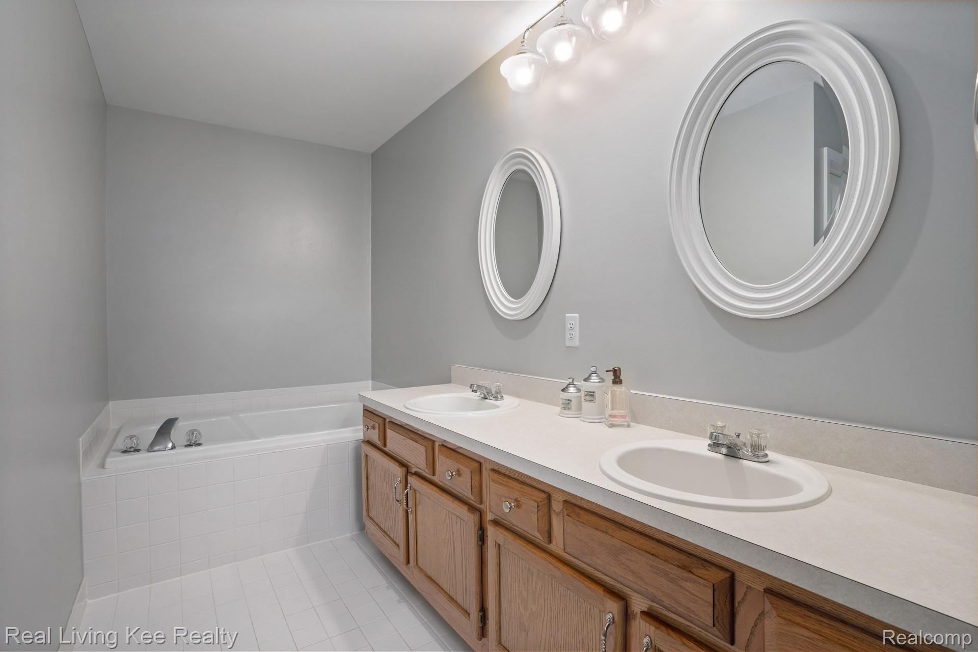 970 Ridgeview Circle Lake Orion, MI 48362 - Photo 28 of 50 970-Ridgeview-Cir-25.jpg