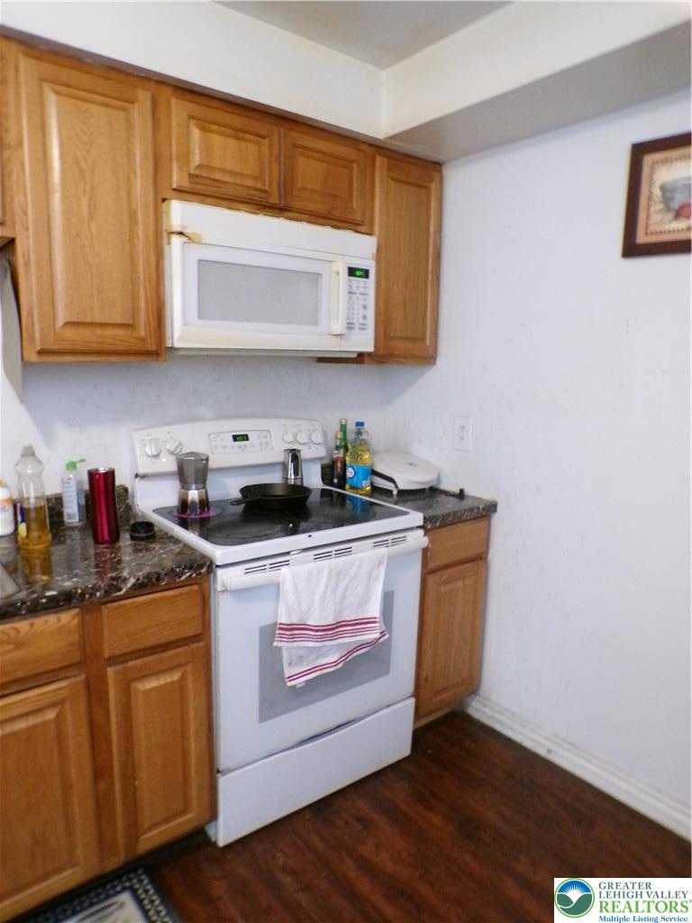 111 Ridge Avenue Allentown, PA 18102 - Photo 5 of 16 Kitchen flat top stove