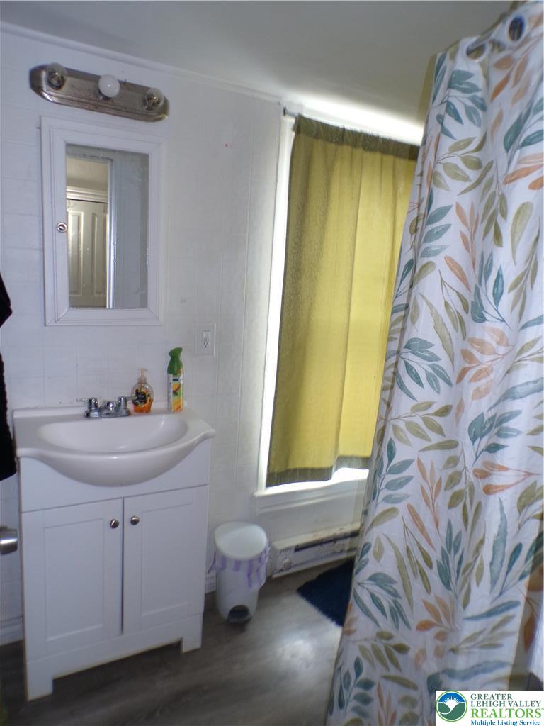 111 Ridge Avenue Allentown, PA 18102 - Photo 10 of 16 2nd floor full bathroom