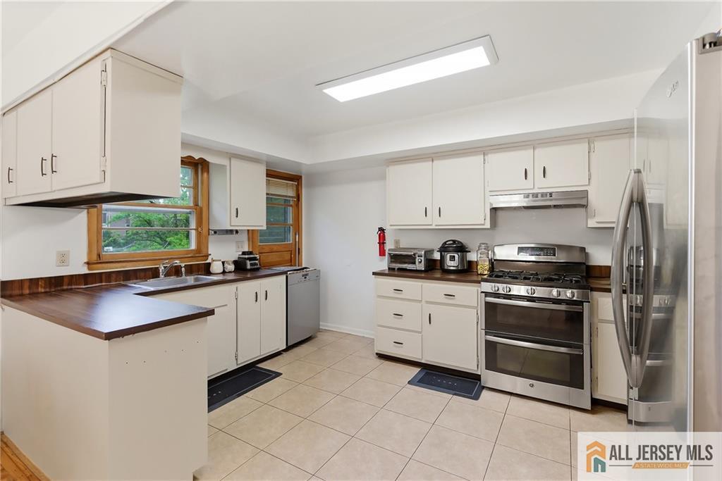 178 Jeff Street Edison, NJ 08837 - Photo 11 of 27
