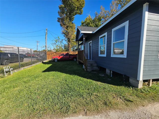 a view of a yard in front of house