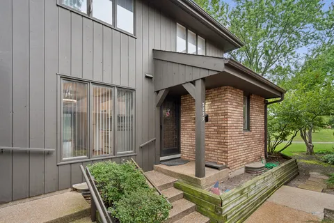 $375,000 | 3899 Mission Hills Road, Northbrook, IL 60062