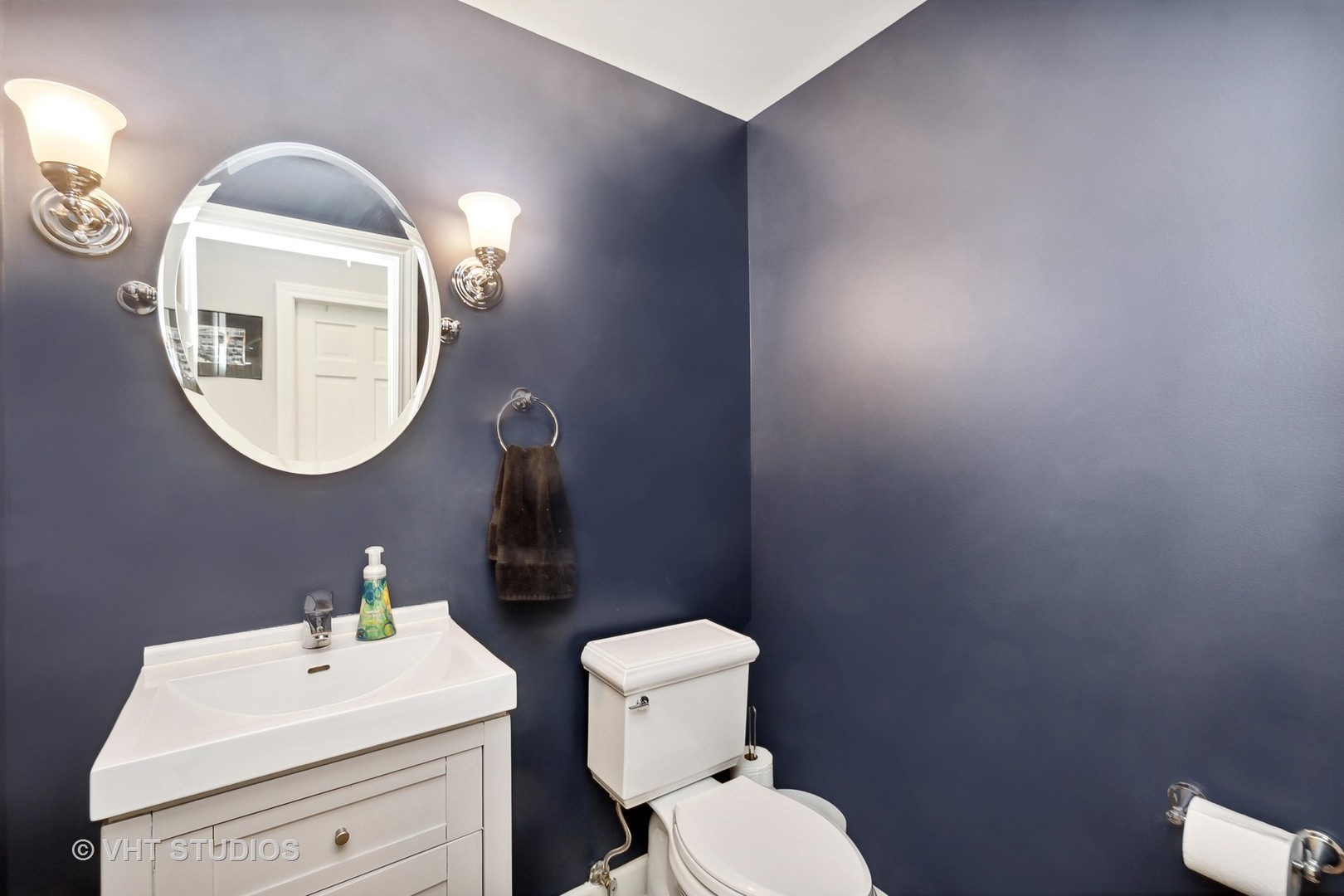 4122 North Kenneth Avenue Chicago, IL 60641 - Photo 19 of 27 a bathroom with a toilet a sink and mirror