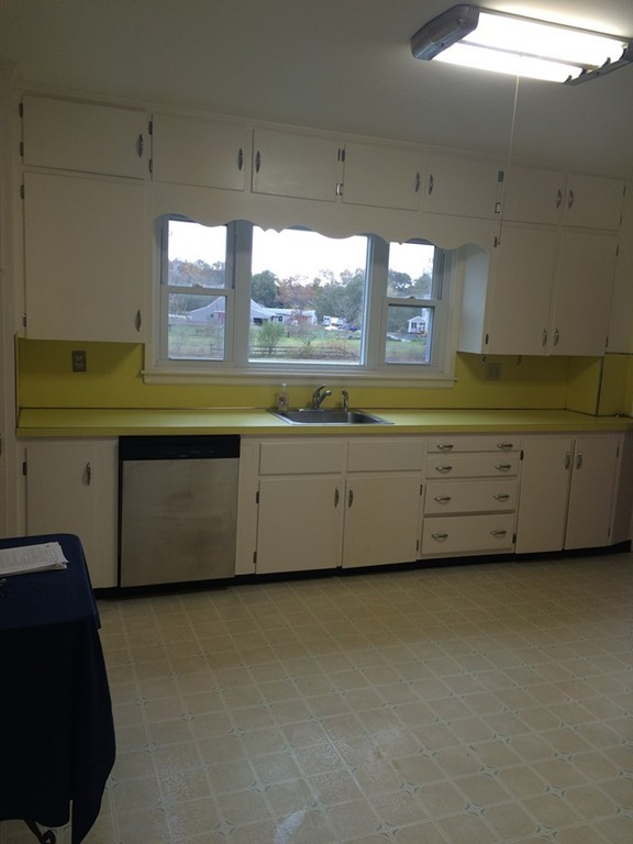 25 Argilla Road Ipswich, MA 01938 - Photo 14 of 20 a large kitchen with a large window