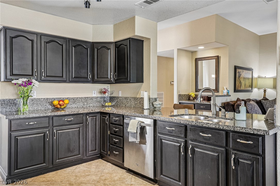 5236 Saranac Road Las Vegas, NV 89130 - Photo 21 of 52 Tons of counter space and cabinets