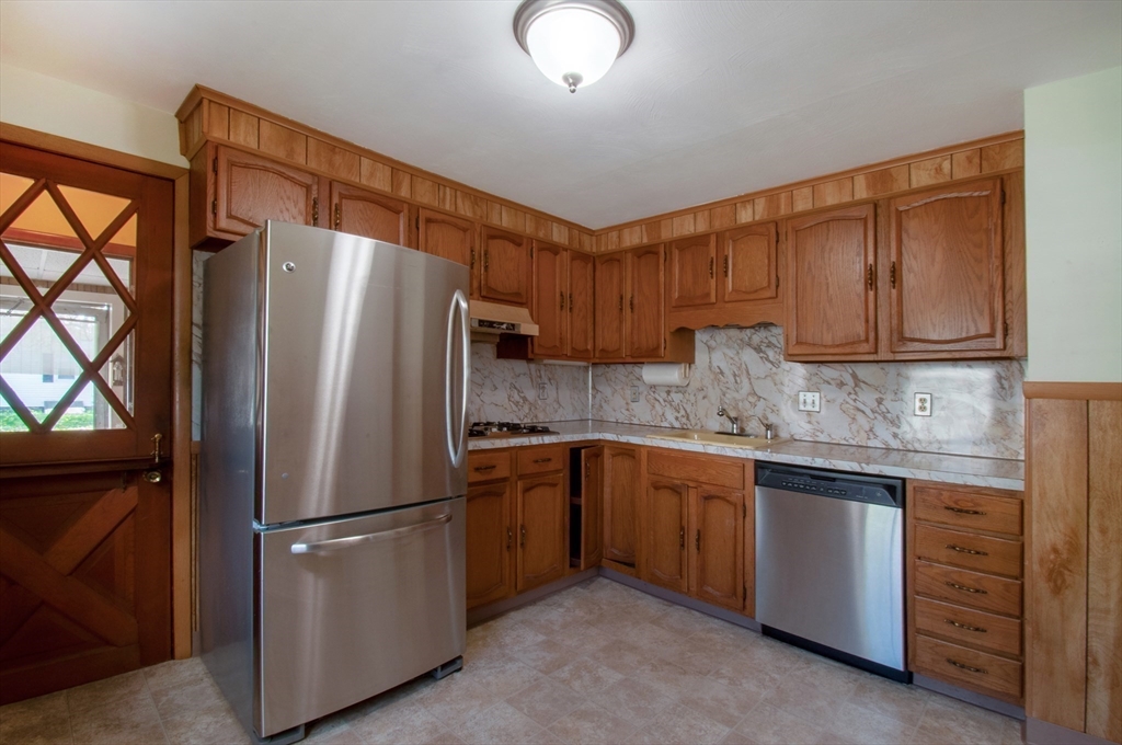 17 Mc Bride Street Springfield, MA 01104 - Photo 12 of 32